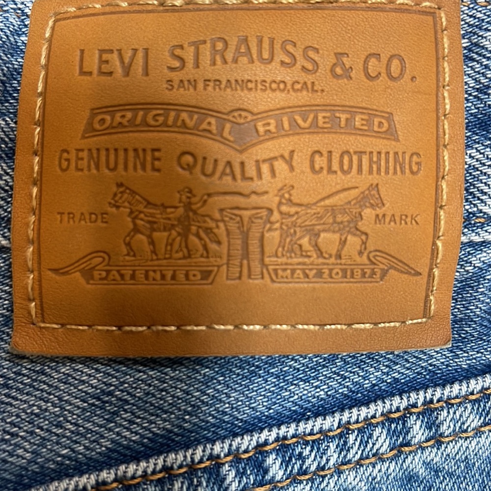 Levi’s Signature High Rise Rib Cage Straight Leg Distressed Jeans - Picture 10 of 13